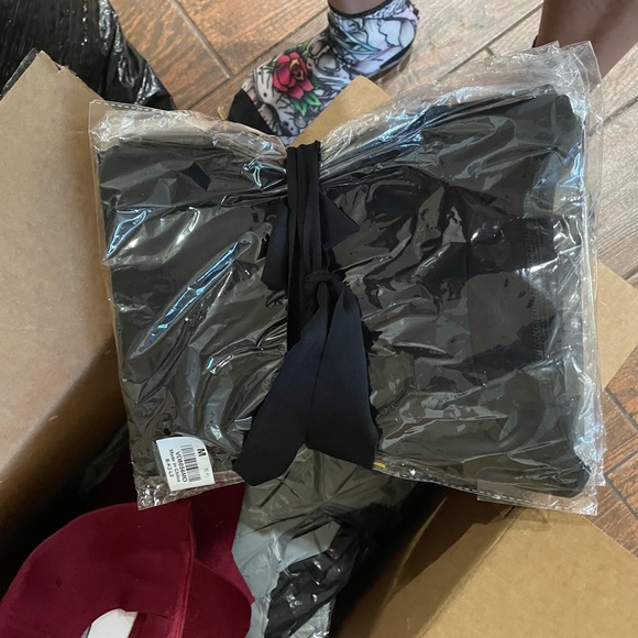 A box of Blank T-shirt and hats for wholesale/businesses - Picture 5 of 5